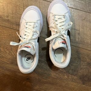 Nike court legacy lift women’s size 8.